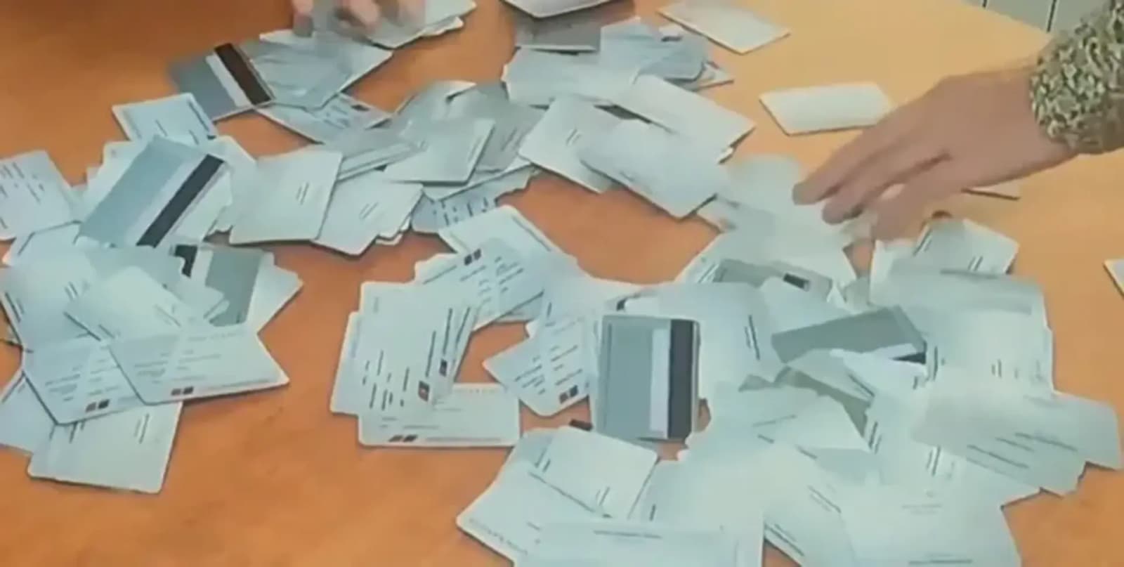 Više od 300 ljudi vratilo članske karte SNS-a - slika 1