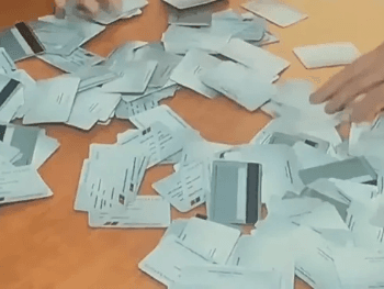 Više od 300 ljudi vratilo članske karte SNS-a