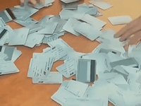 Više od 300 ljudi vratilo članske karte SNS-a