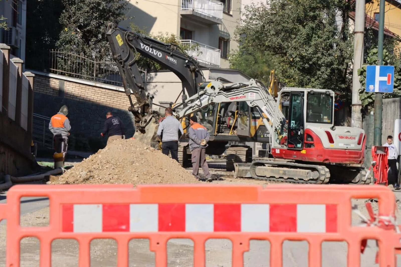 Napreduju radovi u Humskoj ulici: Obnavlja se vodovodna i gradi kanalizaciona mreža - slika 1