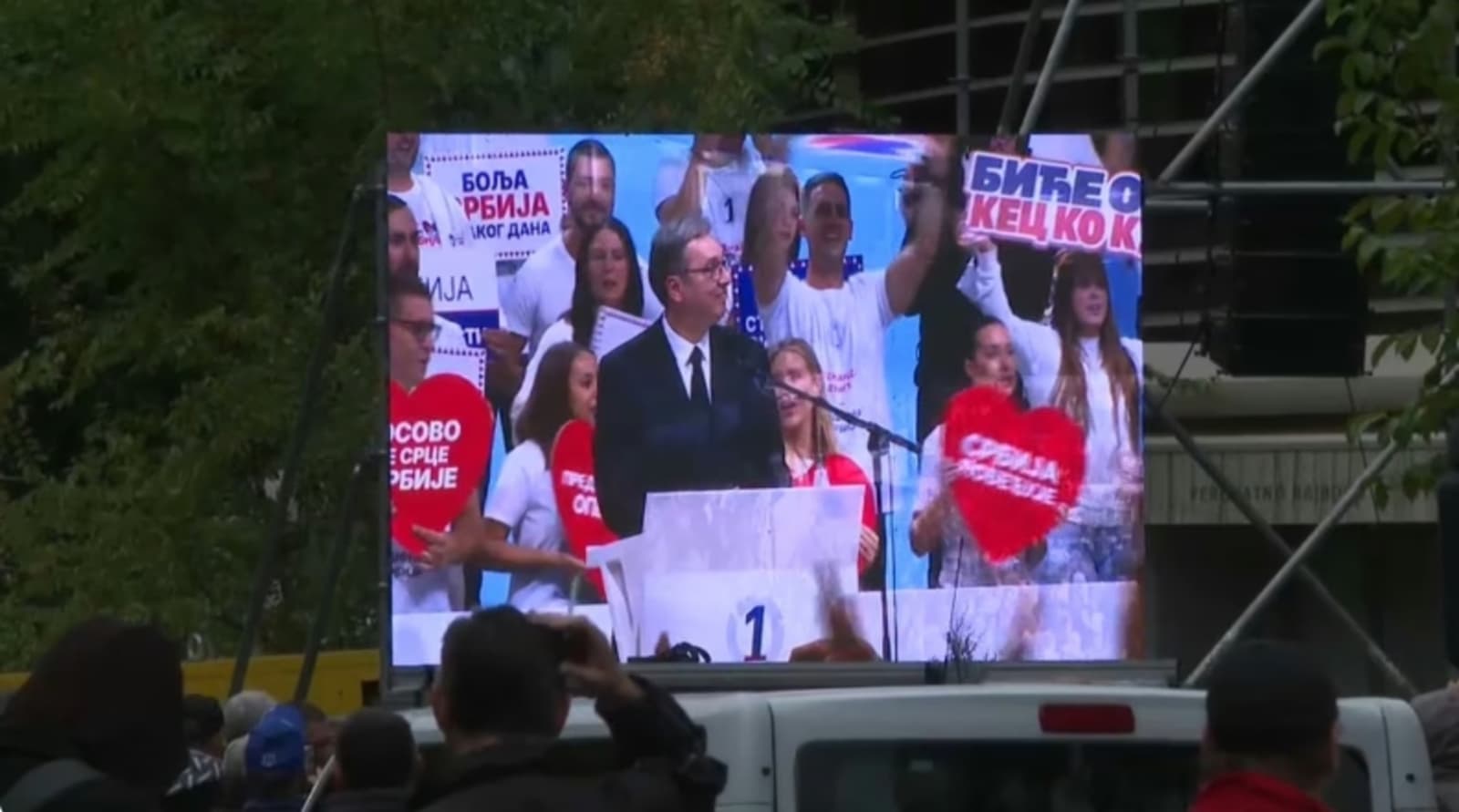 Vučić na završnom skupu u Beogradu najavio veće plate i penzije, napao Studentsku listu - slika 1