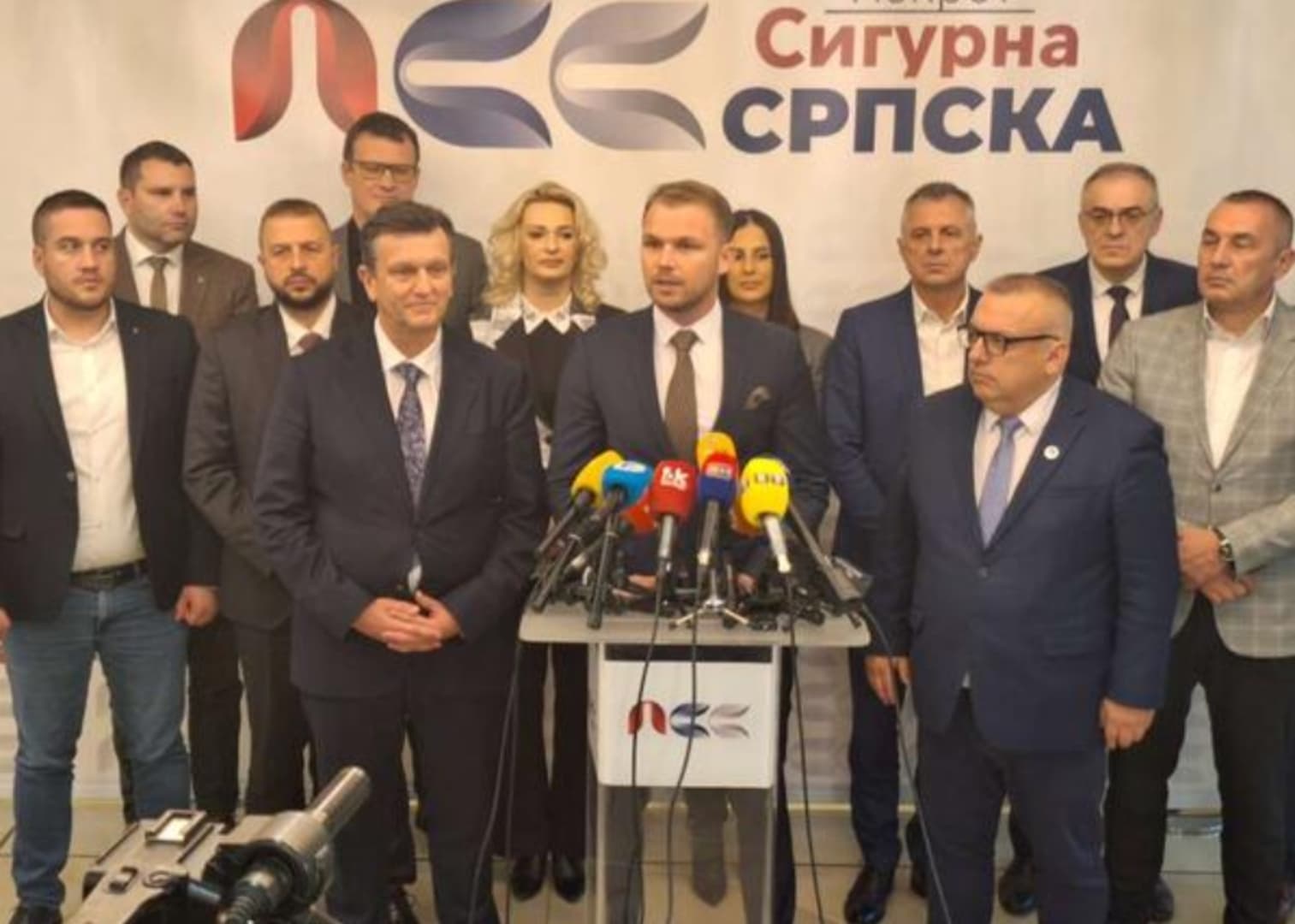 Zašto opozicija u Rs šuti zbog saradnika Trumpa na skupu SNSD-a?! - slika 1