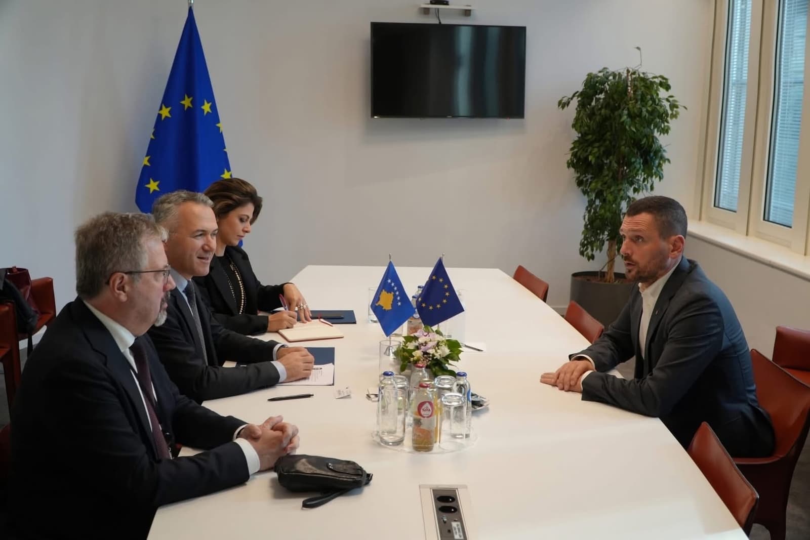 Političar albanskog porijekla iz Švedske razgovarao s predstavnikom EU o Kosovu - slika 1