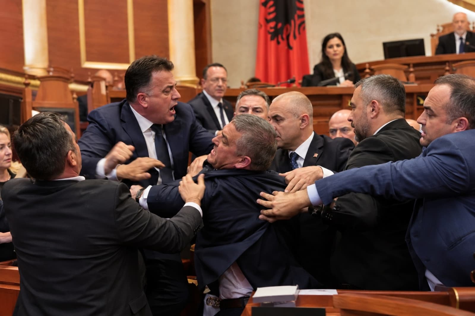 Haos u Parlamentu Albanije: Zastupnici se fizički sukobili, Fox News objavio snimak - slika 1