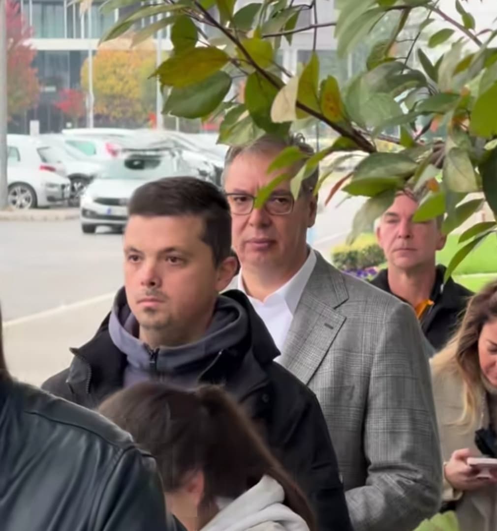 Srbija od ranog jutra na nogama: Ogromne gužve na biralištima, građani čekaju u dugim redovima - slika 1