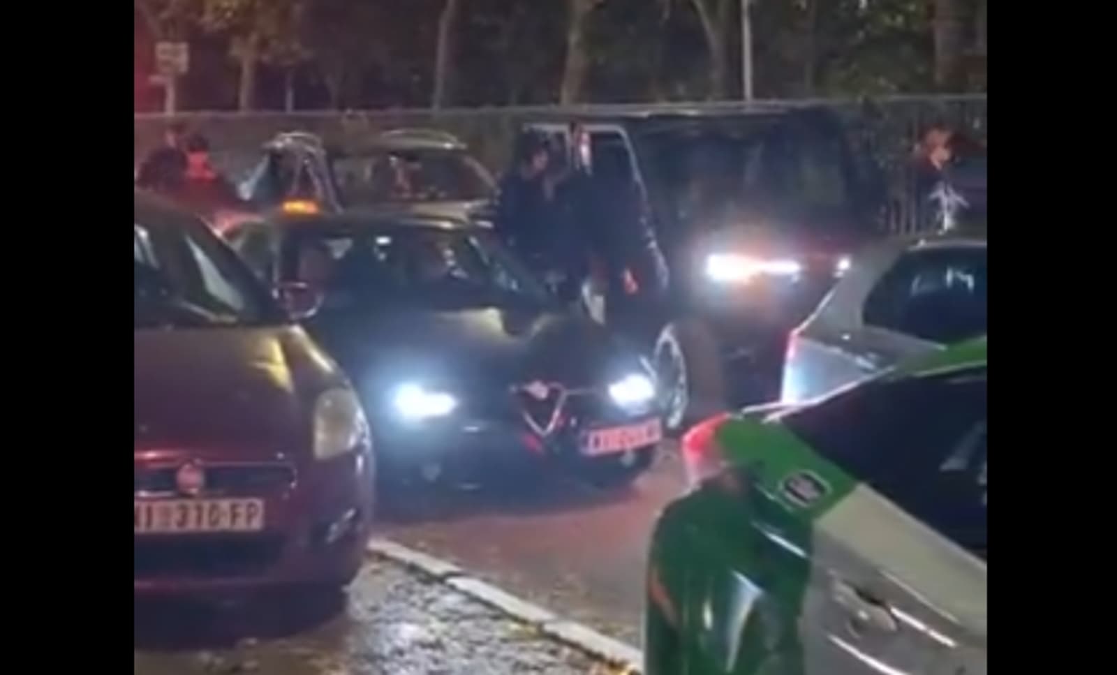 Grupa maskiranih muškaraca u Pionirskom parku, u Nišu batinaši napadaju ljude na ulici - slika 1