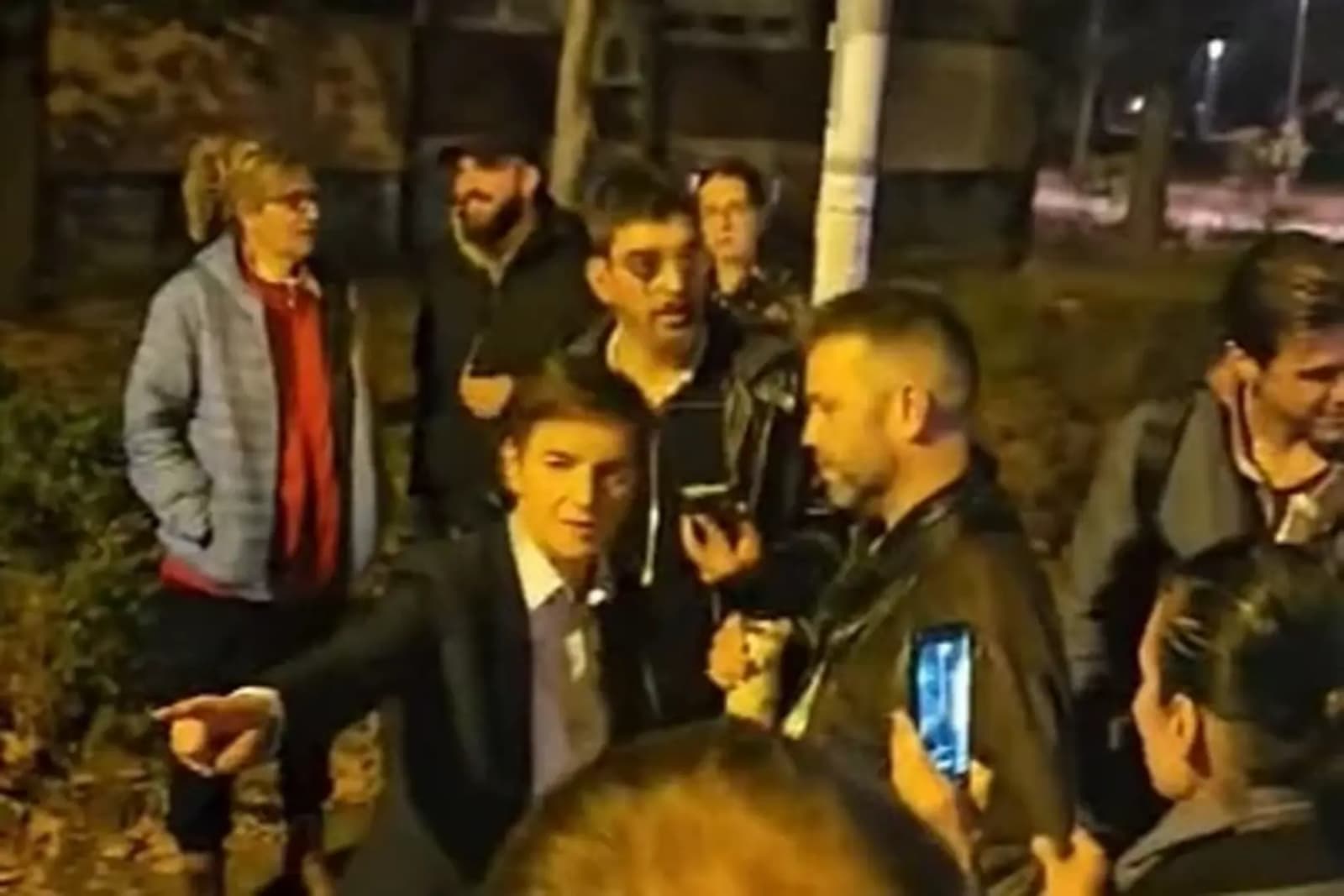 Totalni raspad u SNS-u: Ana Brnabić se na ulici svađala s građanima koji su slavili pobjedu - slika 1
