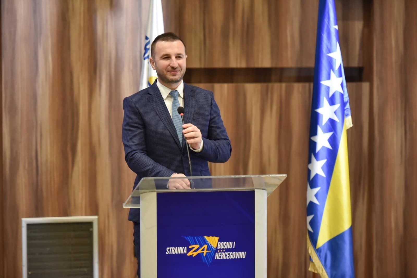 Efendić čestitao studentima u Srbiji: Srušili su Vučića, sada imaju priliku biti drugačiji prema BiH - slika 1