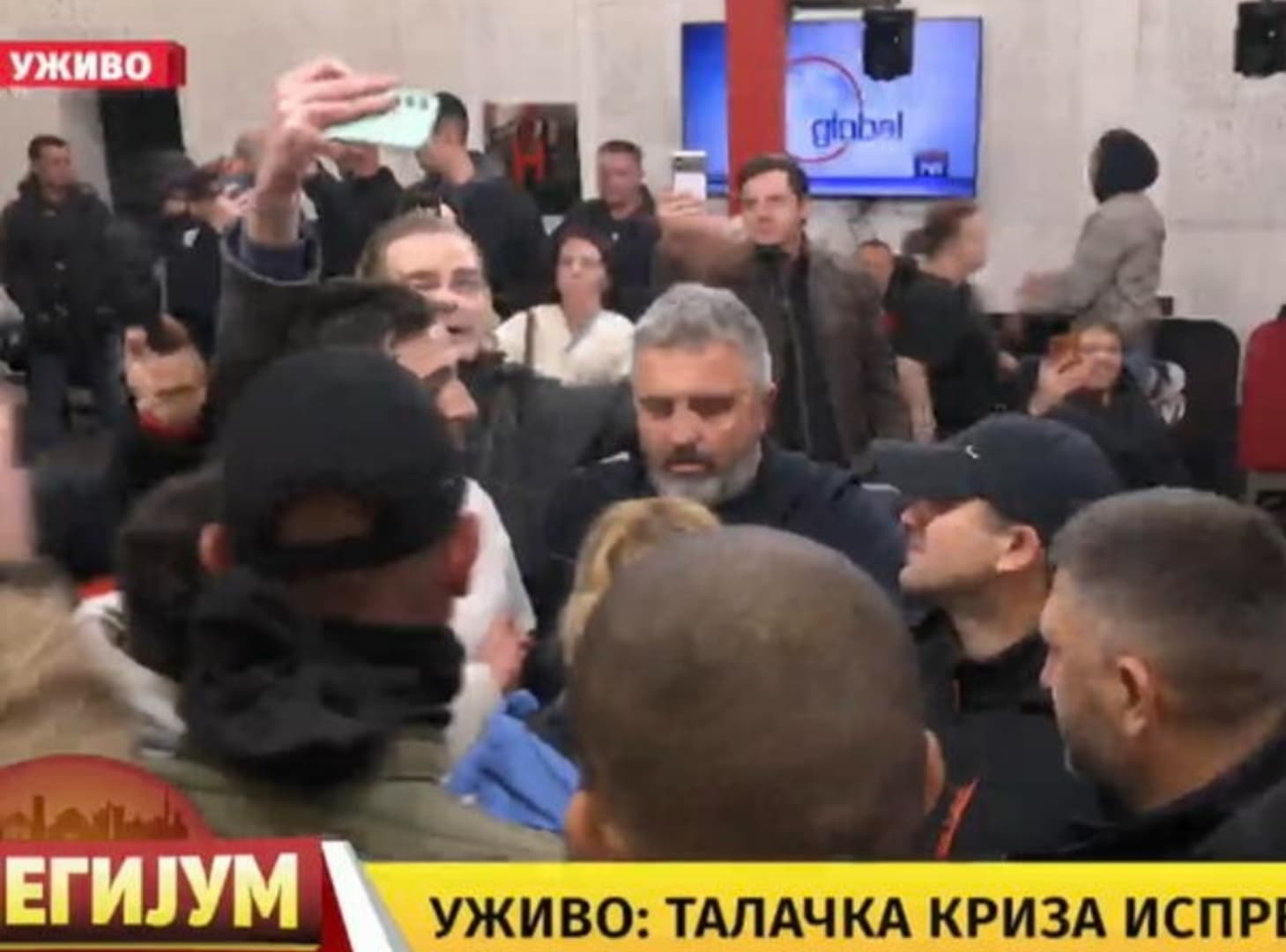 Video: Građani večeras upali u Informer, opkolili Vučićevića - slika 1