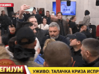 Video: Građani večeras upali u Informer, opkolili Vučićevića