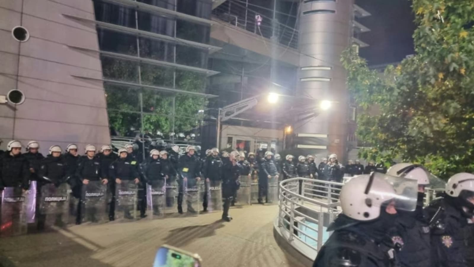 Građani se okupili i ispred TV Pink, jake policijske snage čuvaju zgradu - slika 1