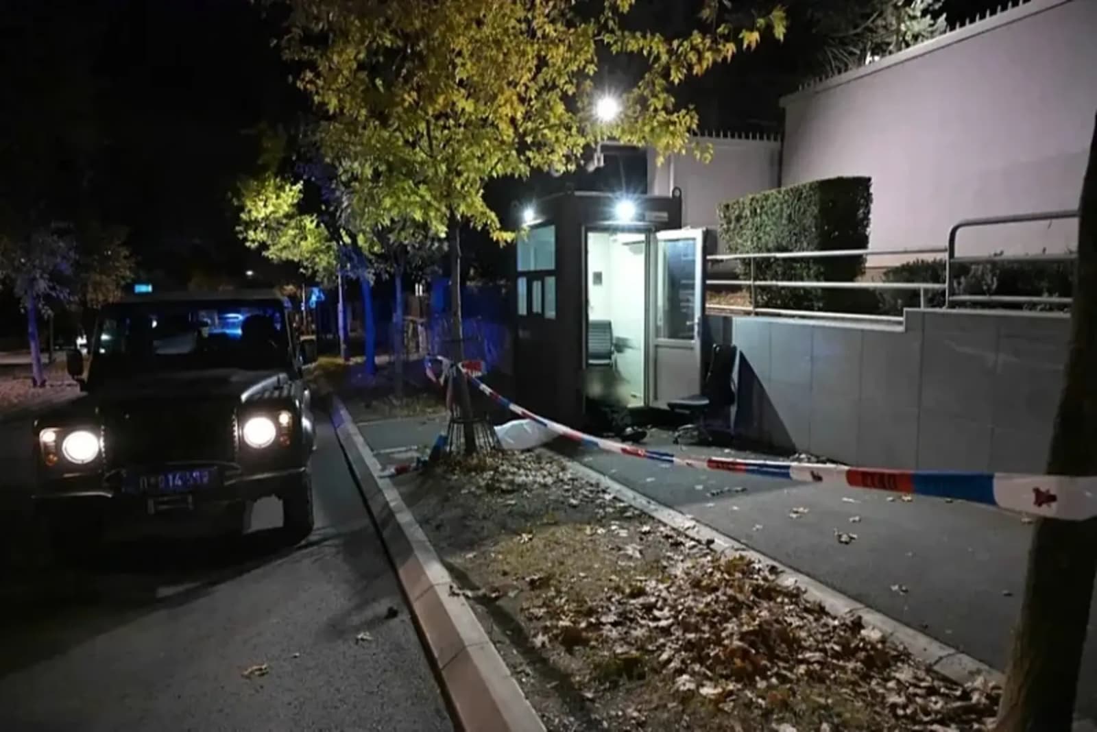 Napad ispred ambasade Izraela u Beogradu: Policajac ubio tinejdžera, Dačić tvrdi da je pripadnik Islamske države - slika 1