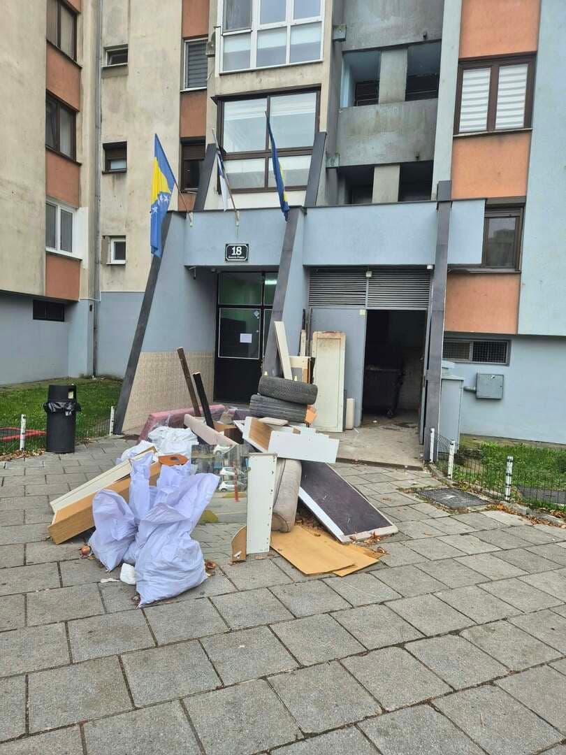 Lejla Zvizdić proziva "Rad": Građani tvrde da se u odbačenom namještaju nalaze stjenice - slika 1