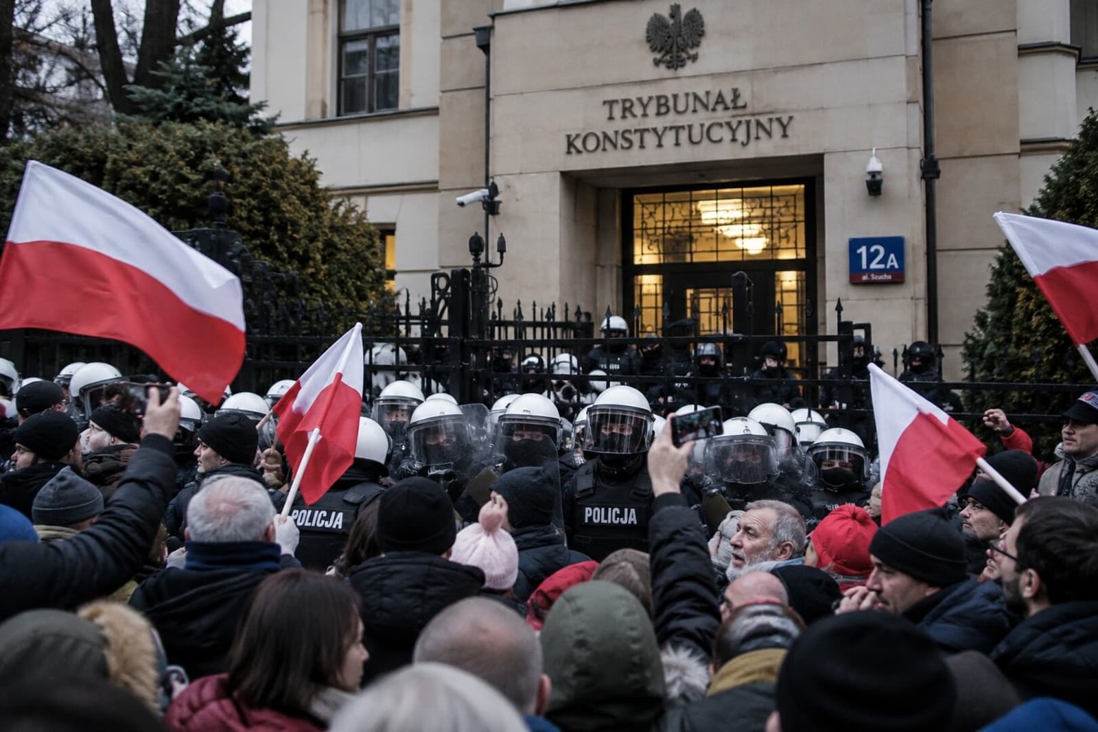 Haos u Poljskoj: Predsjednik prekinuo posjetu Africi, policija pred Ustavnim sudom - slika 1