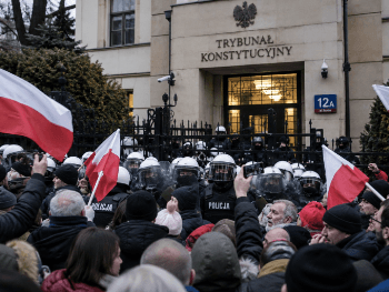 Haos u Poljskoj: Predsjednik prekinuo posjetu Africi, policija pred Ustavnim sudom