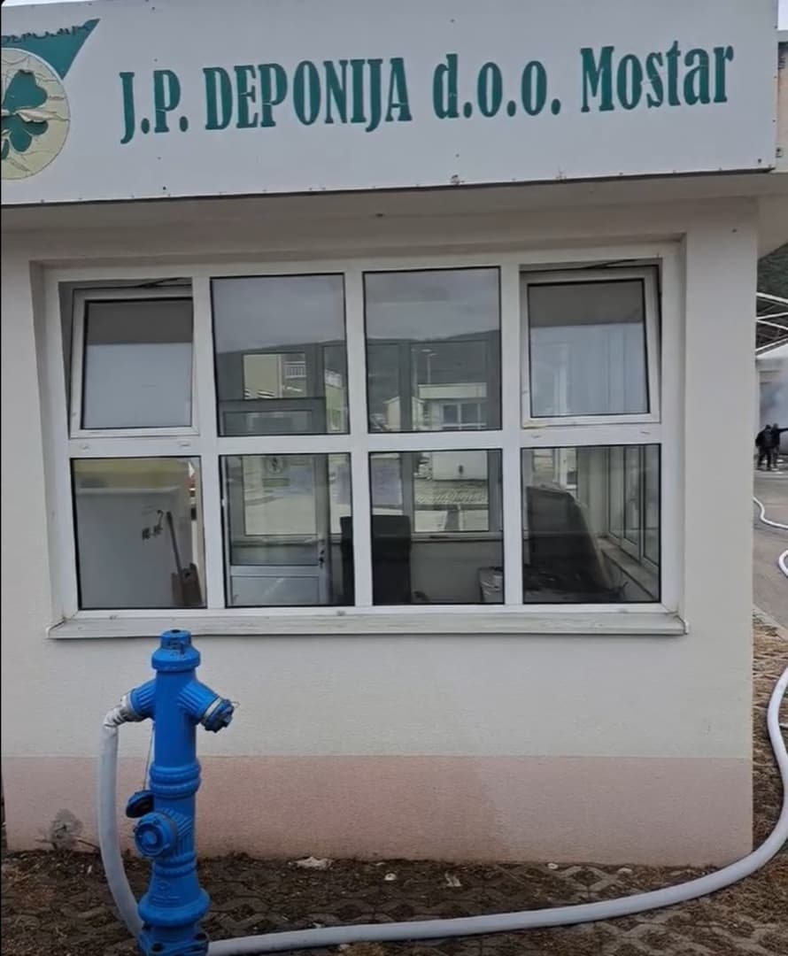 Ponovo požar na deponiji Uborak kod Mostara: Hujdur objavio snimak, građani mjesecima upozoravaju na opasnost - slika 1