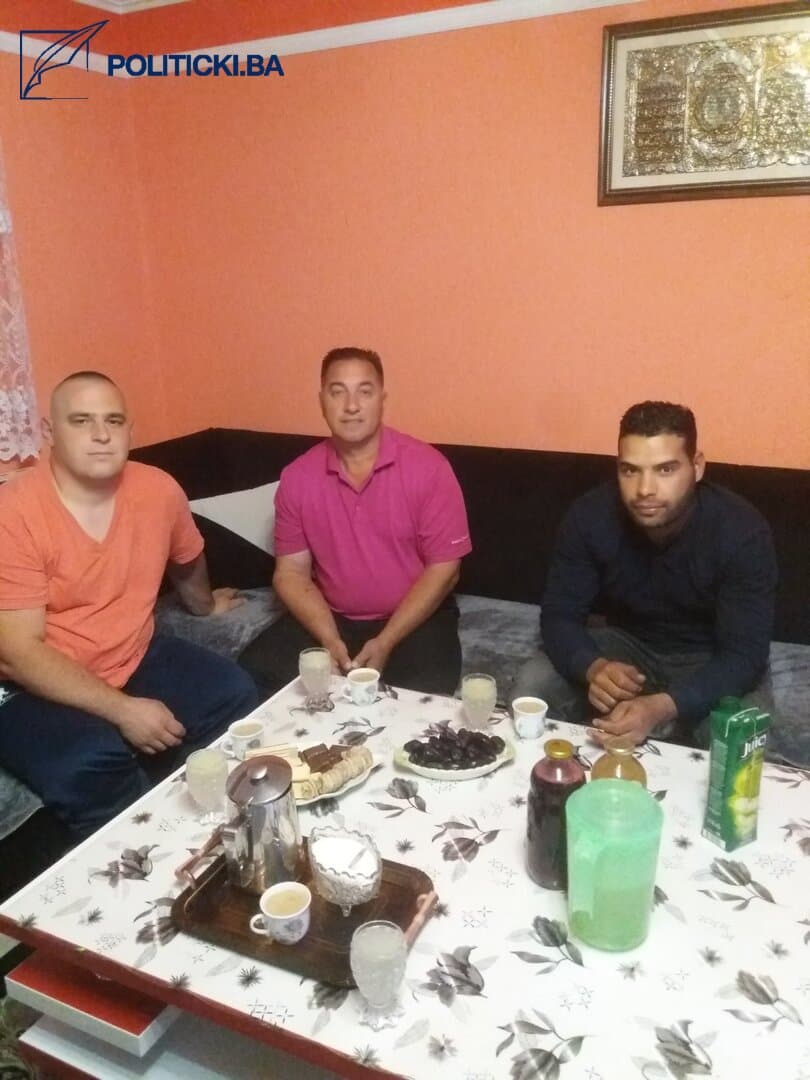 Migrant Amar iz Alžira često bi zaplakao pred punom sofrom svojih tuzlanskih domaćina - slika 3