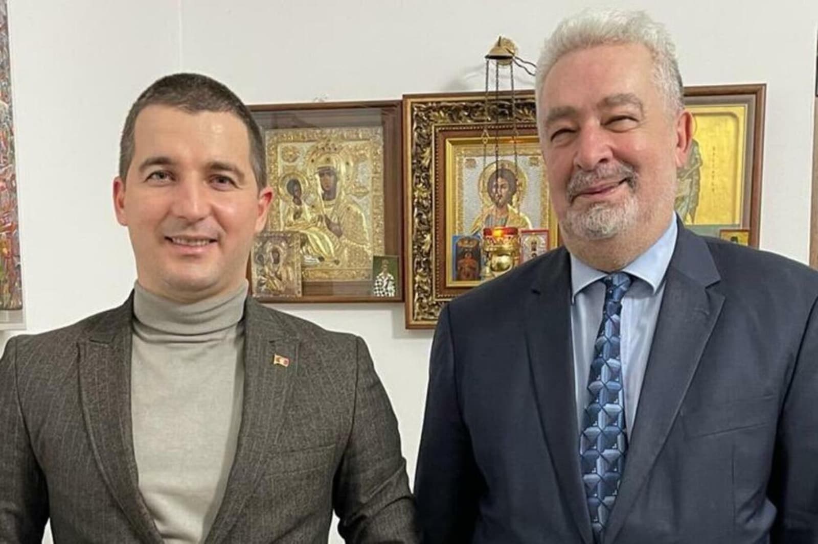 Ne damo svetinje, a bogami ni fotelje - slika 1