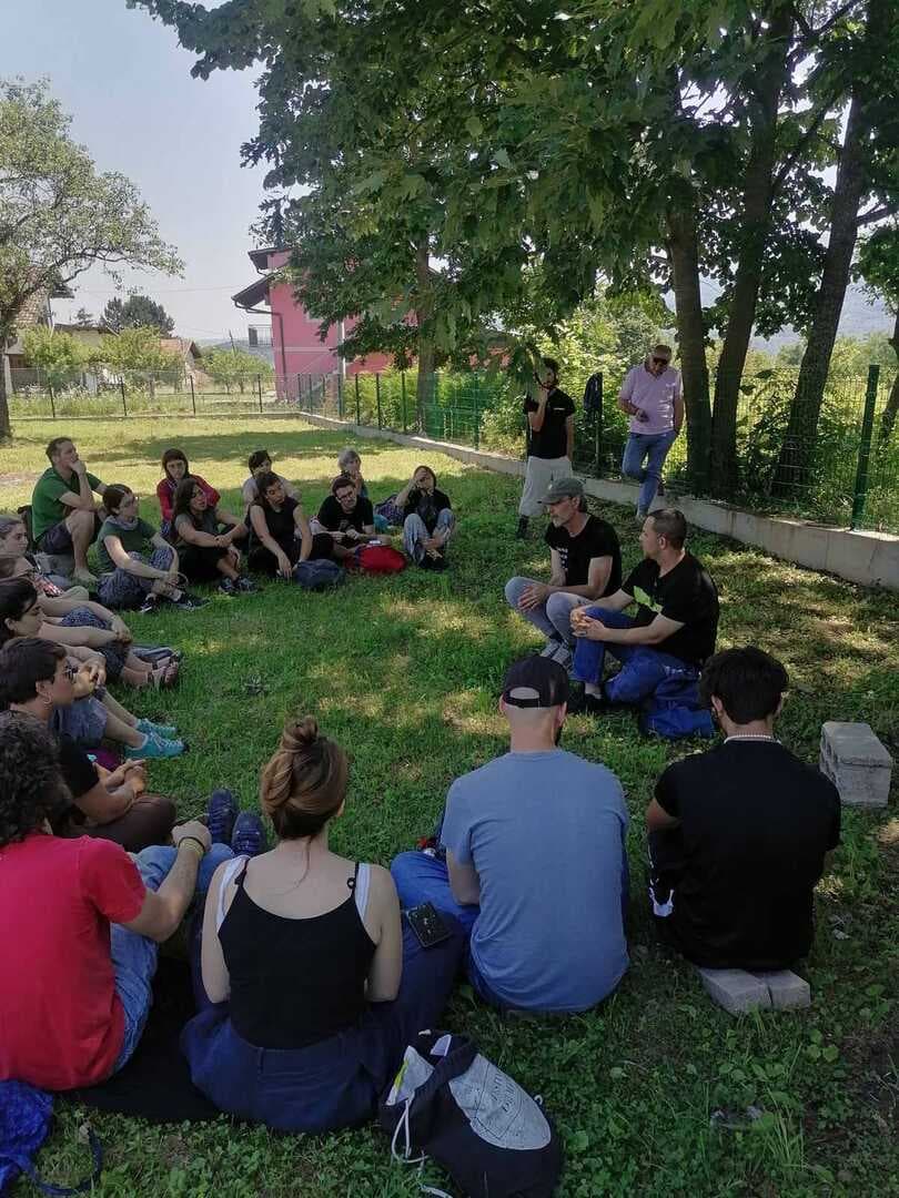 Italijanski mirovnjaci na mezarju u kome su ukopani roditelji, sestre i brat Zije Ribića - slika 1