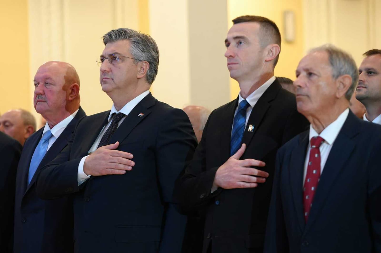 Desno, desnije, Hrvatska i Srbija - slika 1