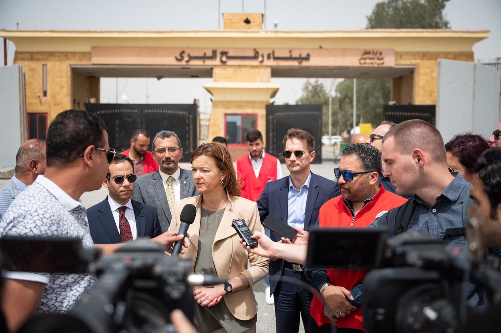 Fajon posjetila granični prijelaz Rafah: Odjeknula eksplozija na palestinskoj strani - slika 1