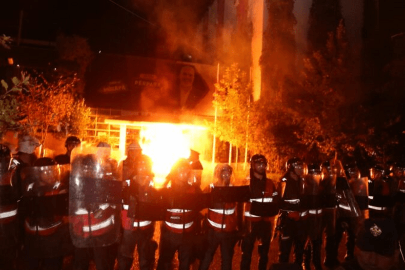 U demonstracijama u Tirani povrijeđeno 10 policajaca - slika 1