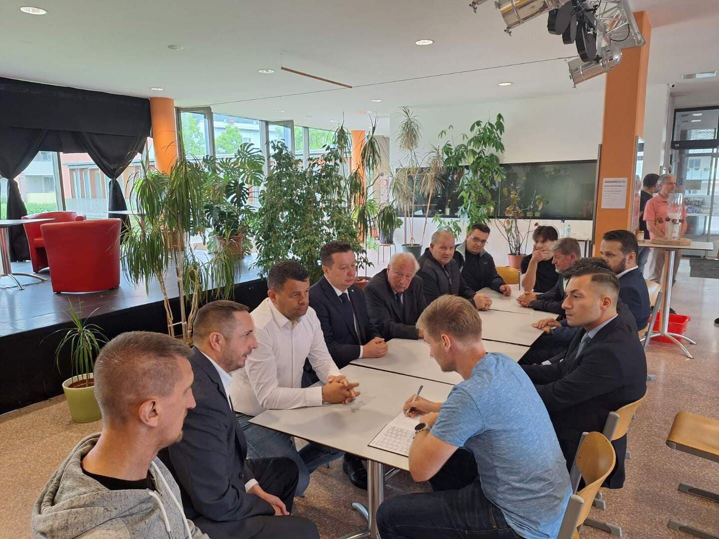 Ministar Hurtić posjetio porodice tragično stradale djece u školi u Gracu - slika 3