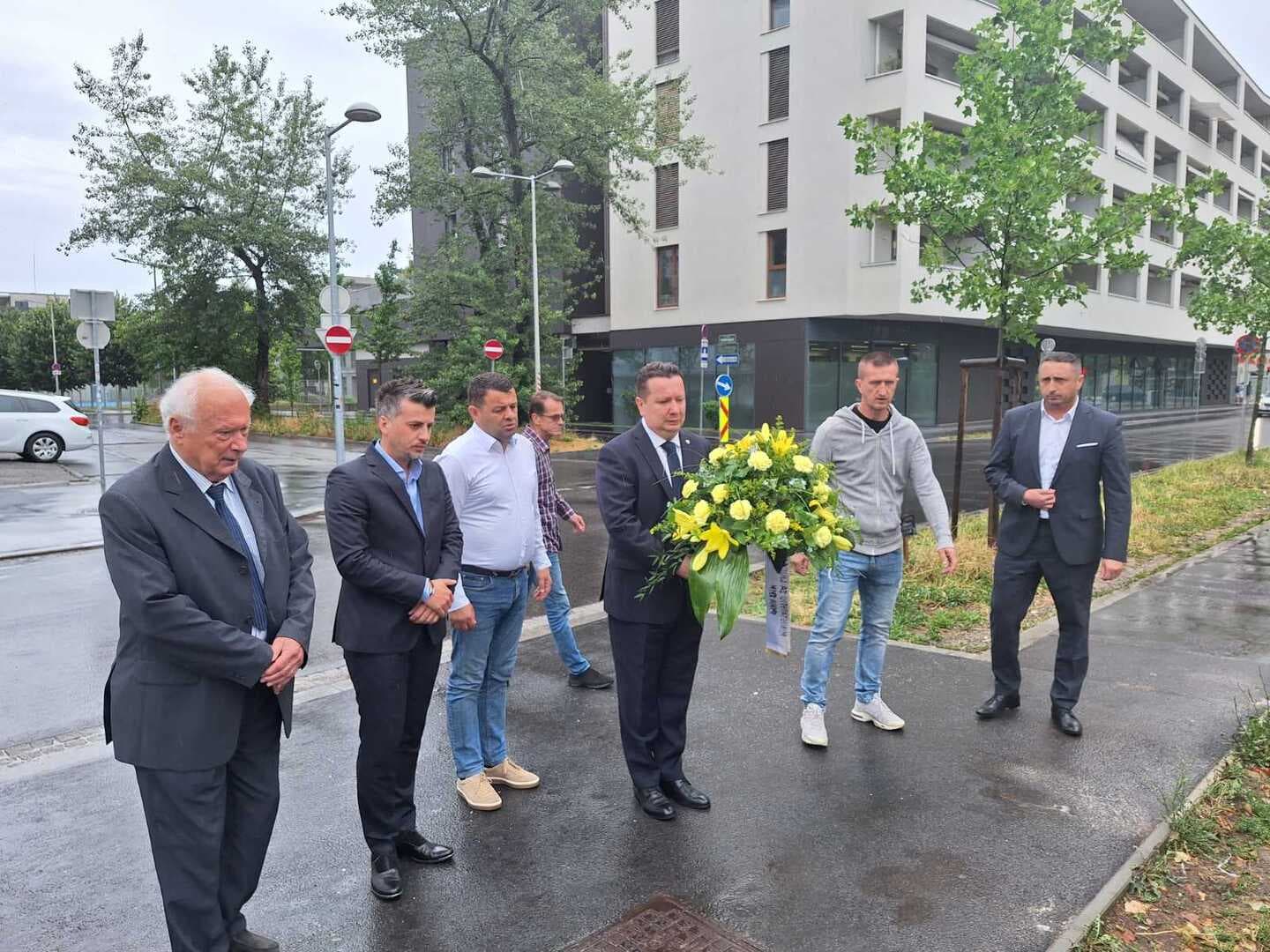 Ministar Hurtić posjetio porodice tragično stradale djece u školi u Gracu - slika 8