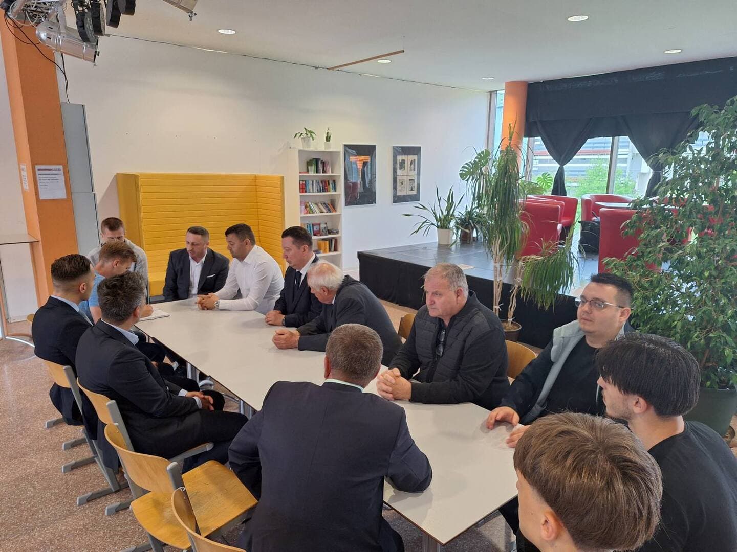 Ministar Hurtić posjetio porodice tragično stradale djece u školi u Gracu - slika 2