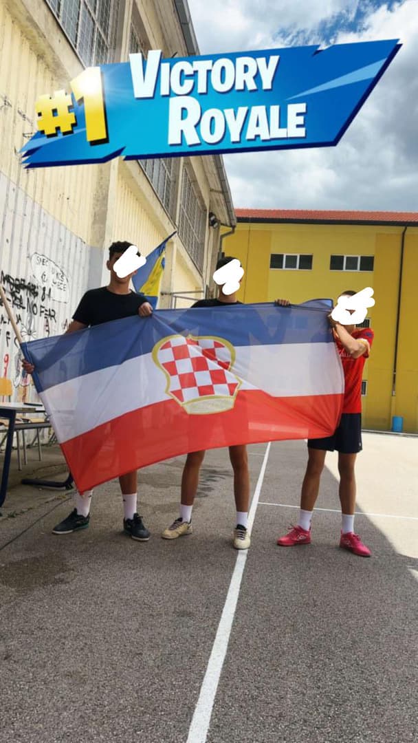 Bošnjačka djeca Stoca okrenula zastavu "Herceg Bosne" naopako - slika 1