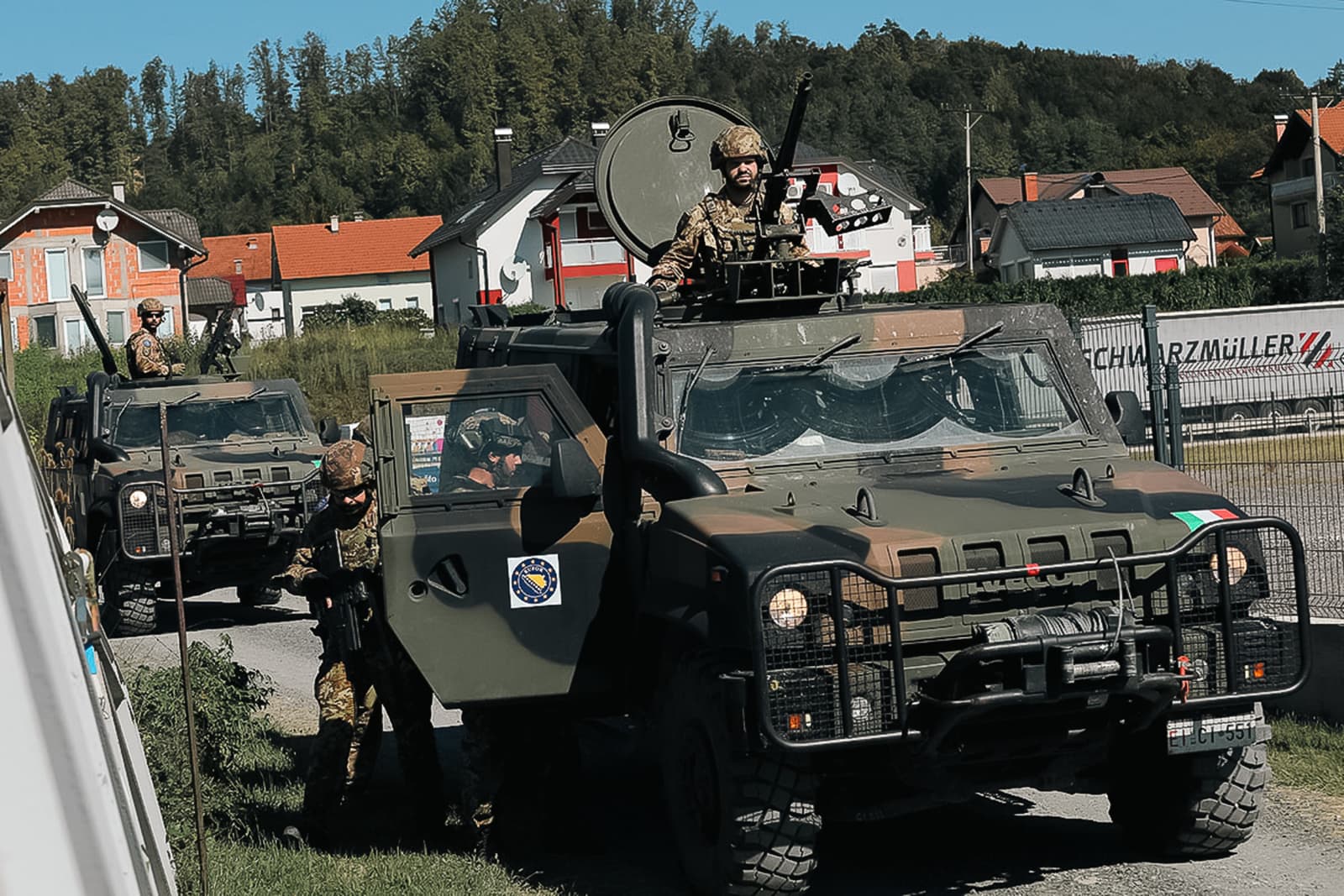 Počeli veliki manevri EUFOR-a: Razbijena "blokada" putnog pravca - slika 11
