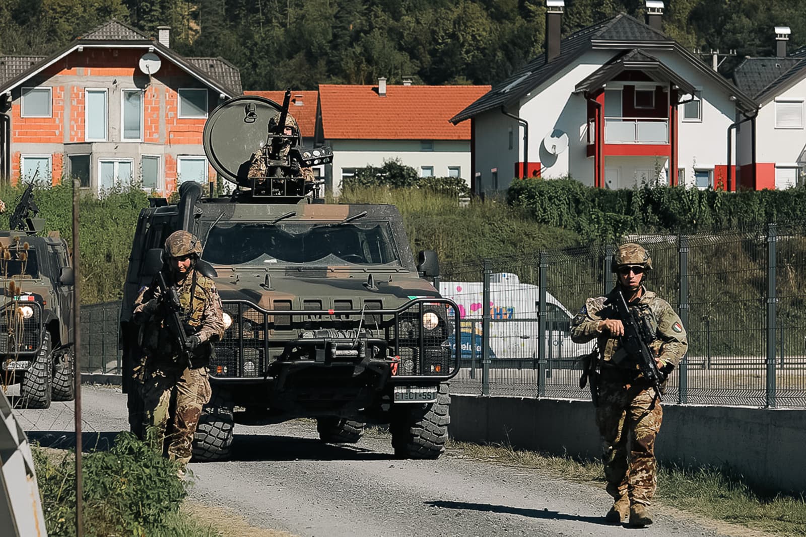 Počeli veliki manevri EUFOR-a: Razbijena "blokada" putnog pravca - slika 9
