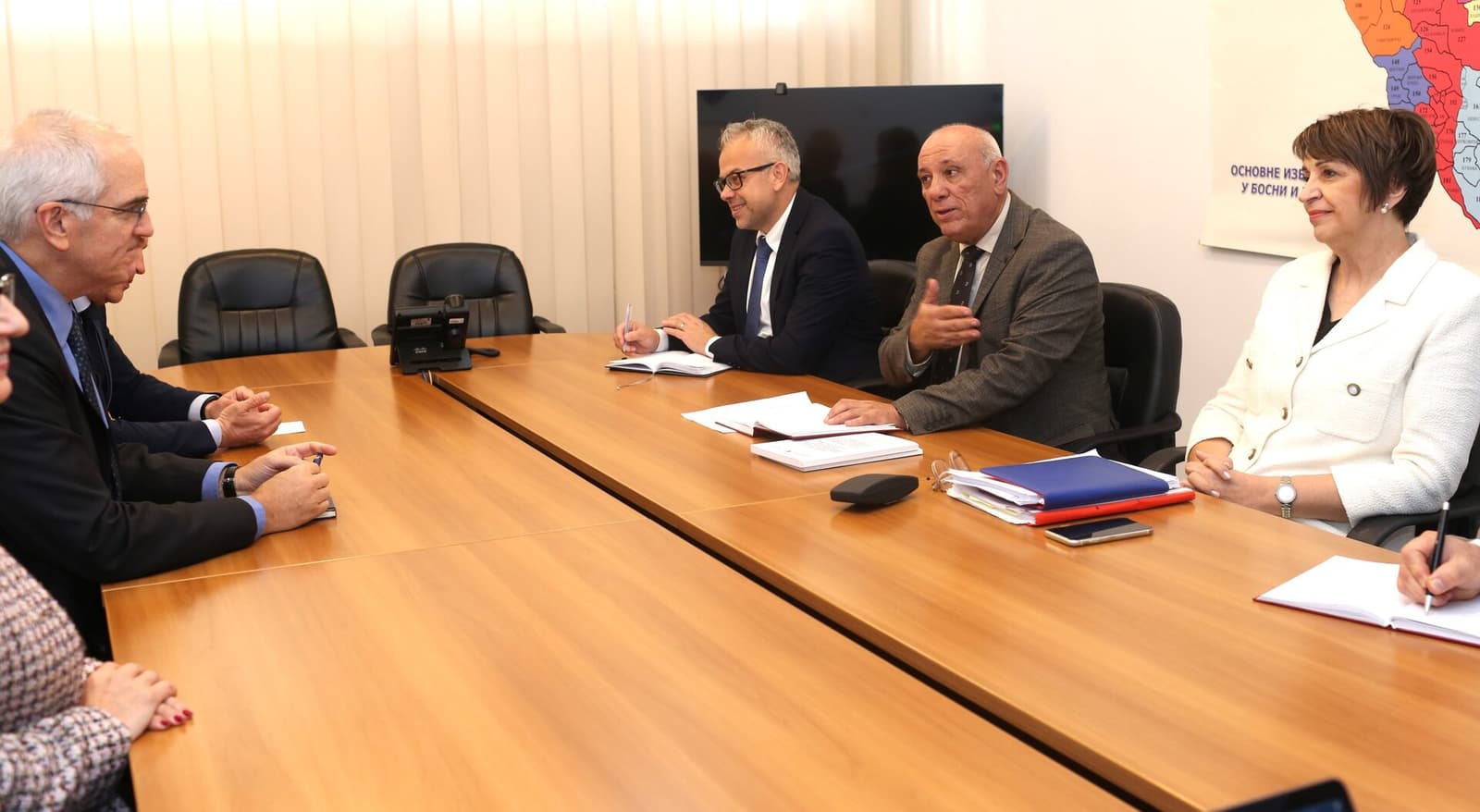 Ambasador Rick Holtzapple sa članovima CIK-a BiH o pripremama za prijevremene izbore u Rs i... - slika 4
